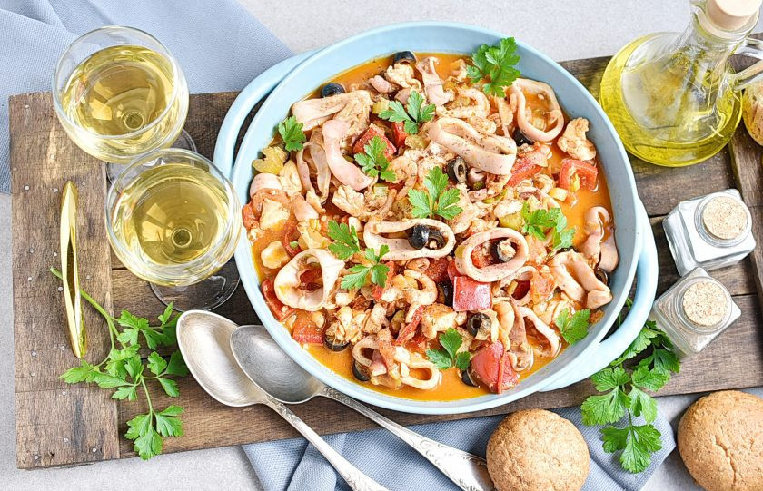 1. Этап. Рагу из морепродуктов: Подавайте горячим, со свежим белым хлебом и бокалом белого вина.