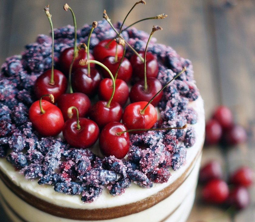 1. Этап. Торт в стиле Рустик: Соберите башенку, сверху тоже крем, на который сложим ягоды, в данном случае вишни и засахаренная голубика. Если хотите сделать такой же торт с боков — промажьте щедро кремом снаружи (отсаживайте из мешка), и выравнивайте шпателем или спатулой.