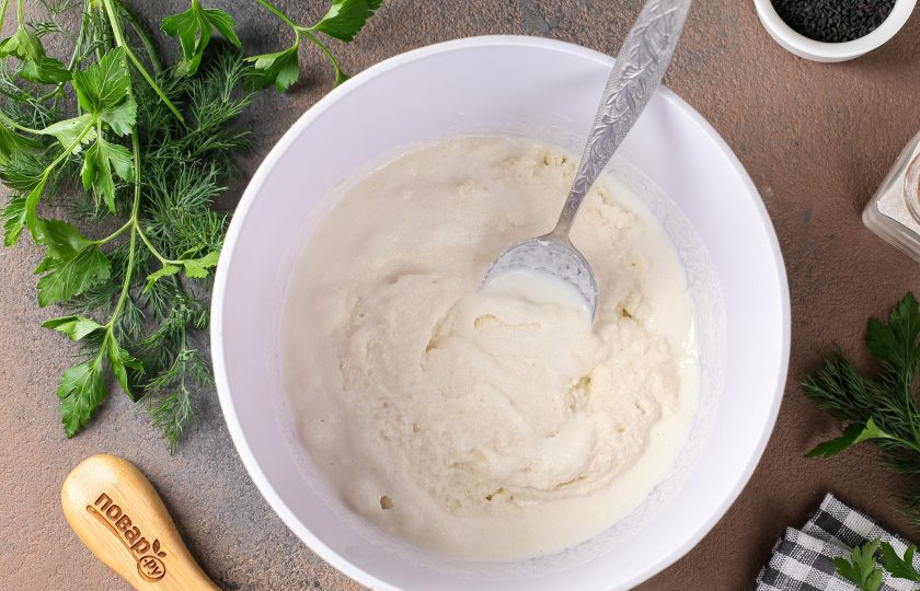 1. Этап. Манник с сыром: Соедините кефир и манку. Перемешайте.