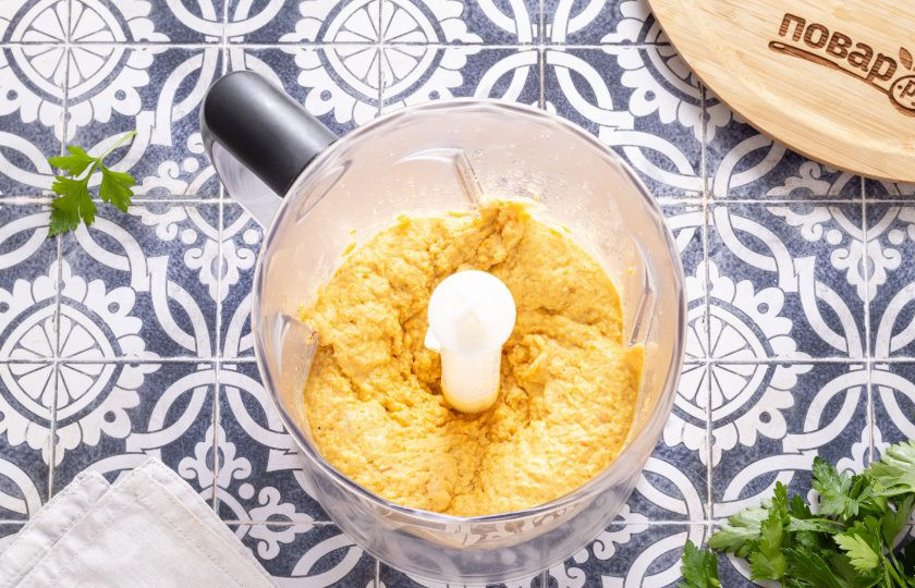 1. Этап. Хумус «Марокканский»: Попробуйте и при необходимости отрегулируйте специи. Если хумус слишком густой, добавьте немного воды или масла и измельчайте до желаемой консистенции.