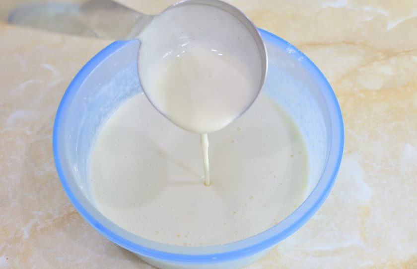 1. Этап. Блины на сливках: Готовое блинное тесто будет достаточно жидкое. Именно из такого получатся тонкие блинчики. Чем гуще тесто, тем толще будут готовые блинчики. Отрегулируйте густоту теста под свой вкус.