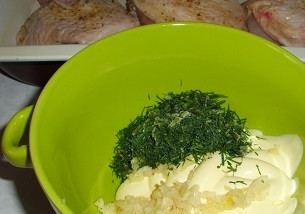 1. Этап. Куриные бедра в духовке с сыром: В небольшой миске смешаем майонез, измельченные зелень и чеснок.