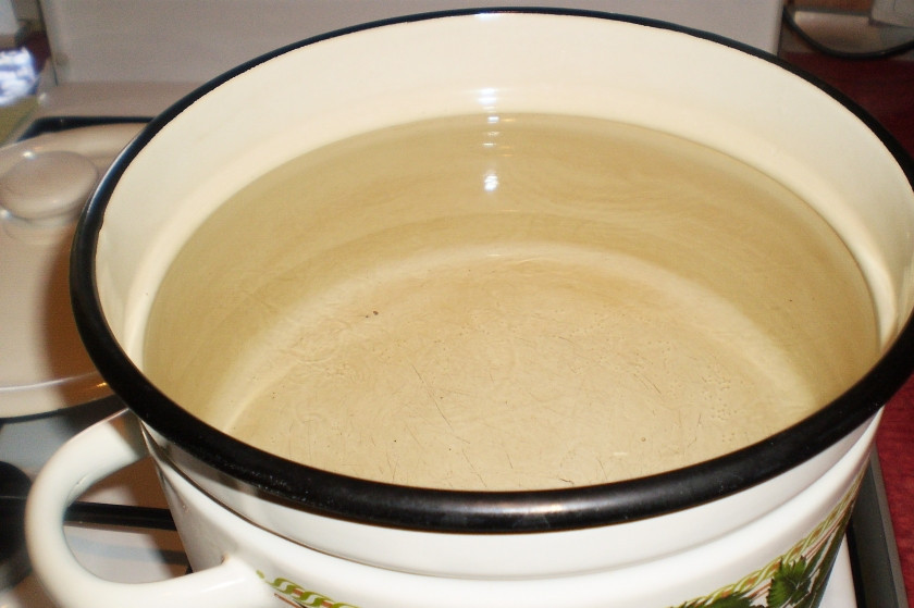 1. Этап. Компот из свежих ягод: 1. Ставим воду на огонь, параллельно готовим ягоды и фрукты. Для компота это могут быть любые по вкусу ягоды. В данном случае мы взяли черную смородину и клубнику, дополнили их яблоками и сливами.