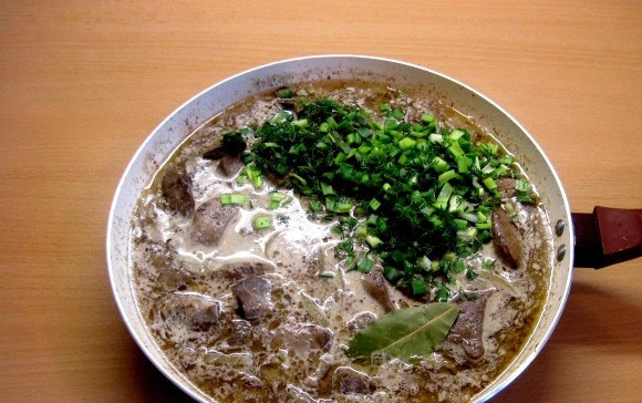 1. Этап. Печень индейки в сливках: 3. Заливаем все сливками, разбавим водой так, чтобы та покрывала печень. Зелень и специи, а также лавровый лист - все сюда добавляем.