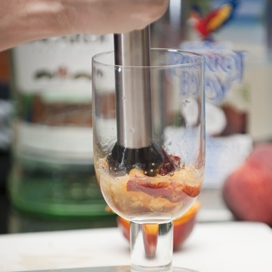 1. Этап. Персиковый коктейль: 2. Взбейте блендером персик с сахаром или сиропом до желаемой консистенции. Лучше оставить большие кусочки.