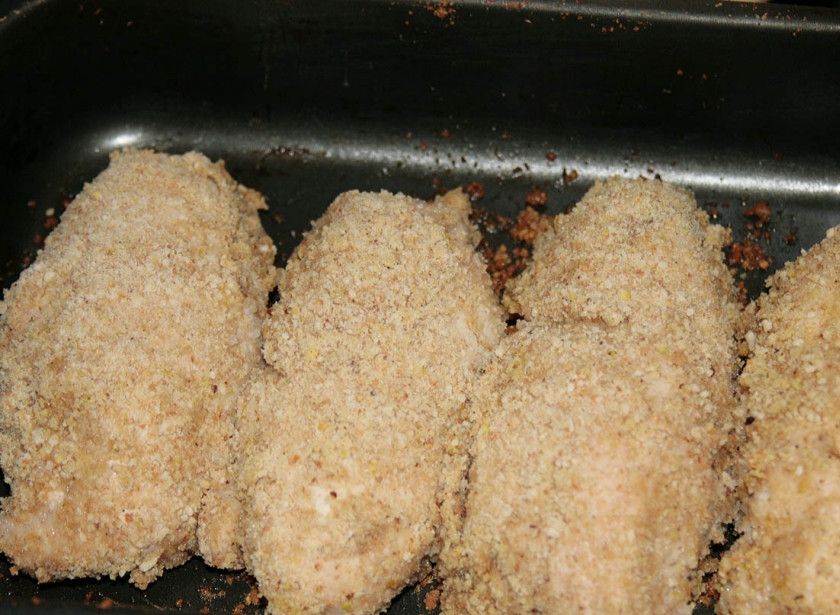 1. Этап. Куриные грудки в арахисе: Смажьте форму для выпечки растительным маслом. Аккуратно сворачиваем филе рулетиками и кладем на противень. Выпекаем 20 минут, температура 230 градусов.