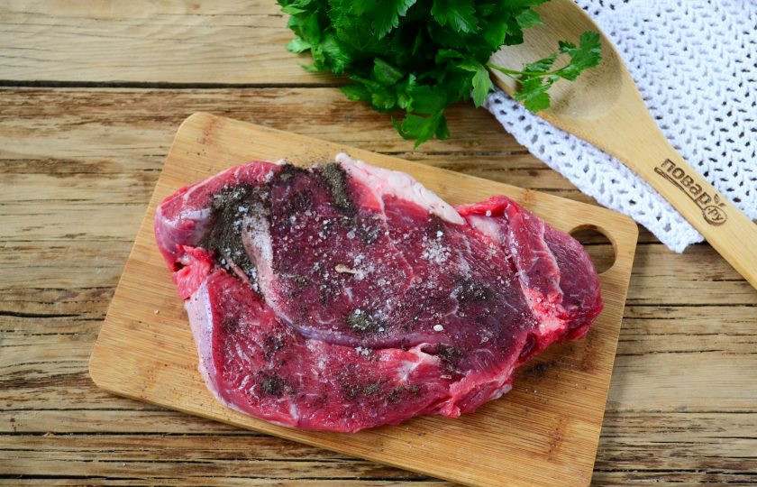 1. Этап. Французский перченый стейк: Хорошенько натрите стейк с обеих сторон смесью перцев и солью, хорошенько помассируйте, будто делаете массаж, чтобы специи максимально хорошо проникли вглубь мяса и насытили его приятным ароматом.