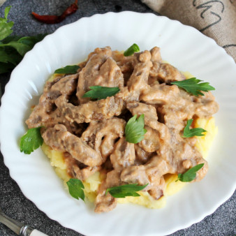 Свиная печень по-строгановски