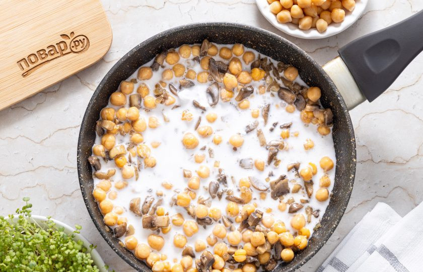 1. Этап. Нут с грибами в сливочном соусе: И влейте сливки. Посолите, поперчите и добавьте специи по вкусу. Доведите до кипения и на небольшом огне тушите все вместе 10 минут.