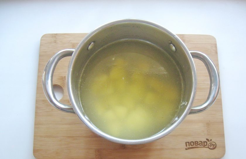 1. Этап. Суп из голени индейки: Бульон процедите и налейте в кастрюлю. Картофель очистите, помойте и нарежьте кубиками, выложите в кастрюлю.