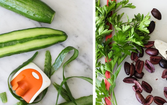 1. Этап. Греческий салат с авокадо: 1. Огурцы вымойте, обсушите, при необходимости очистите и нарежьте. Оливки разрежьте пополам. Вымойте, обсушите и измельчите петрушку.