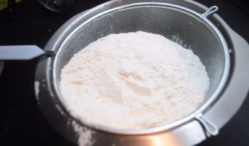 1. Этап. Молочные печенюшки (коржики) за 20 минут: 2. Просейте в молочную массу муку, добавьте соду и разрыхлитель, замесите тесто. При необходимости добавьте еще муки.