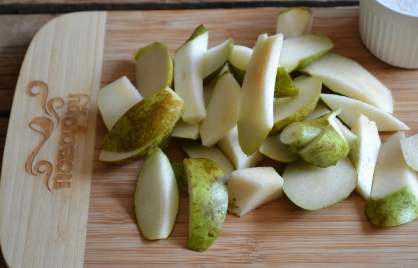 1. Этап. Грушевый компот: 2. Порежьте груши на небольшие дольки.