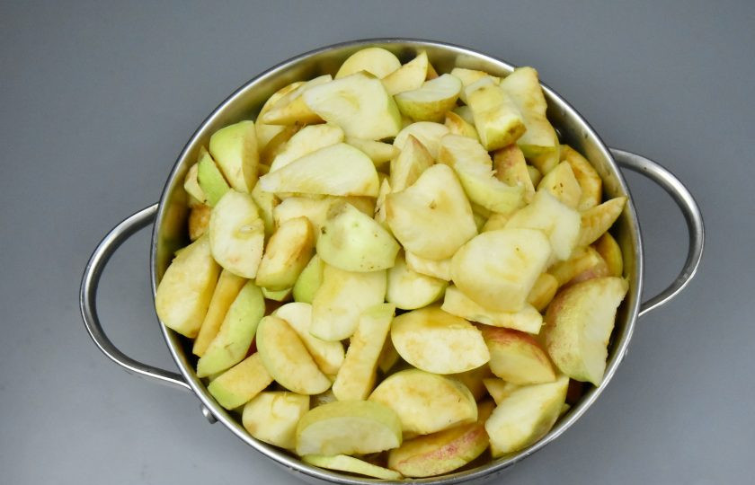 1. Этап. Яблочный сыр: Яблоки хорошо помойте, просушите. Нарежьте произвольными кусочками мякоть вместе с кожурой, удалив сердцевину с семечками. Переложите подготовленные яблочные дольки в посуду подходящего размера.