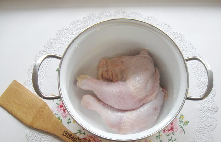 1. Этап. Чыхыртма с курицей: Любые мясистые части курицы помойте и выложите в кастрюлю.