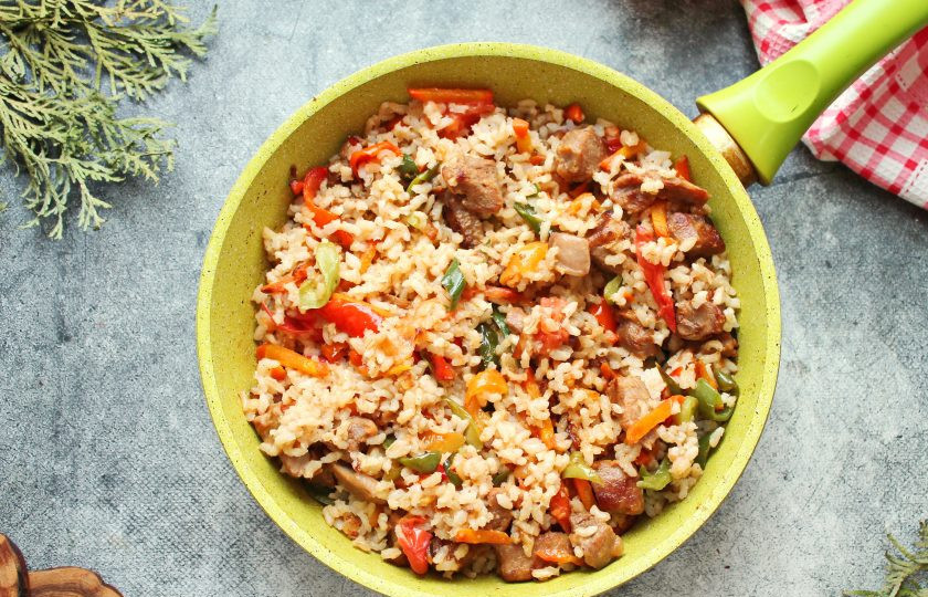 1. Этап. Индейка с рисом и овощами: Добавьте в сковороду отварной рис, перемешайте, готовьте в течение 2-3 минут. Готовое блюдо снимите с огня, посыпьте зеленым луком и подавайте к столу.