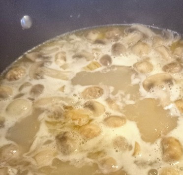 1. Этап. Турецкий грибной суп: Влить сливки, паприку и кинзу. Через минуту выключить плиту.