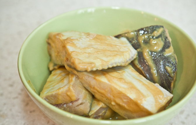 1. Этап. Камбала под маринадом: Маринуем 15 минут.