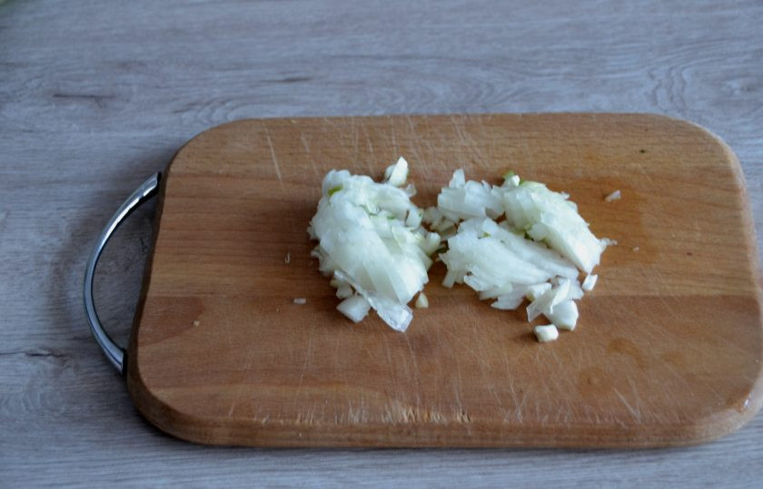 1. Этап. Тальятелле болоньезе: Для приготовления соуса мелко нарежьте репчатый лук.