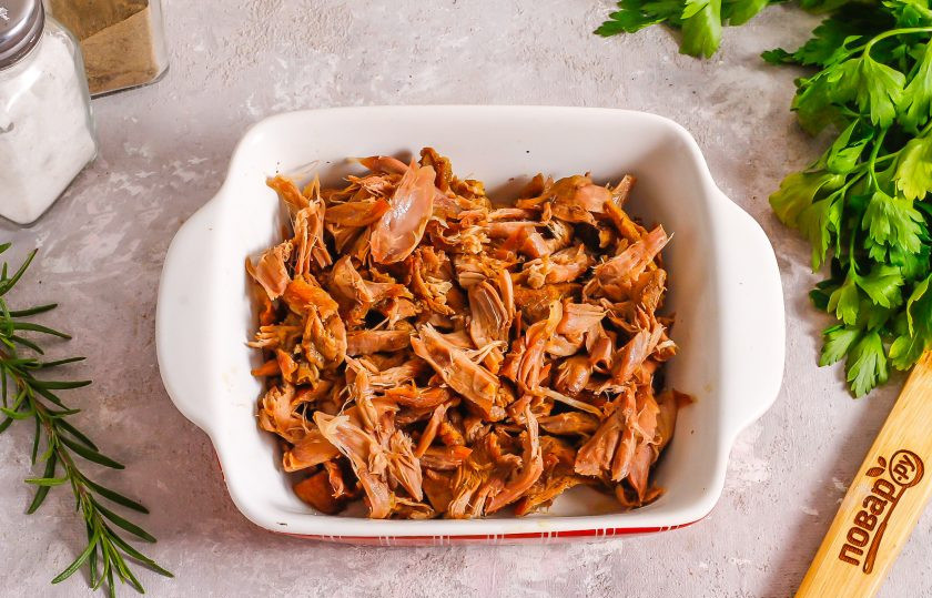 1. Этап. Рийет из утки: Извлеките форму из духовки и нарвите мясо двумя вилками либо руками, если оно слегка остынет. Кожу тоже добавляйте.