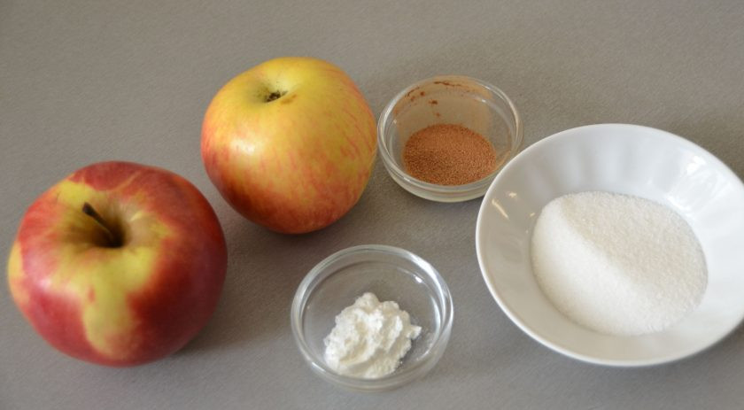 1. Этап. Сладкие начинки для блинов: Для второй начинки возьмите яблоки, сахар, крахмал, щепотку корицы.