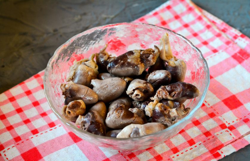 1. Этап. Салат с куриными сердечками и горошком: Отварите куриные сердечки в воде в течение 30-35 минут, добавьте соль по вкусу. Горячую воду слейте, а сердечки остудите.