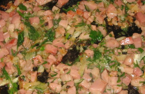 1. Этап. Хачапури с ветчиной и сыром: Ветчину режем кубиками и обжариваем с луком и зеленью.