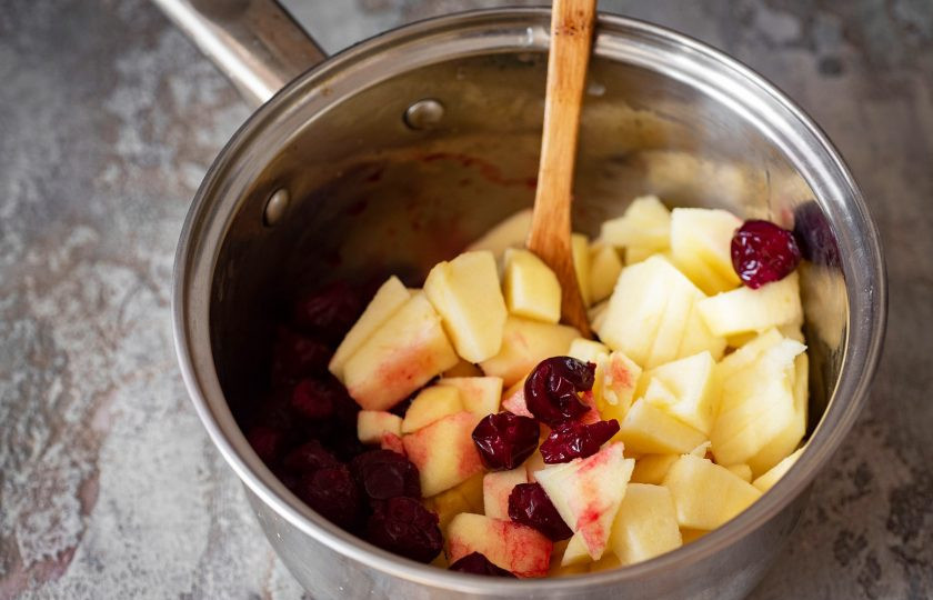 1. Этап. Штрудель с яблоками и вишней: В сотейник выложите нарезанные яблоки, вишню.