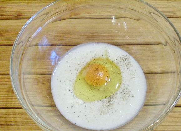 1. Этап. Лепешки с творогом диетические: 2. Соединяем кефир с яйцом, солью и перцем черным молотым.