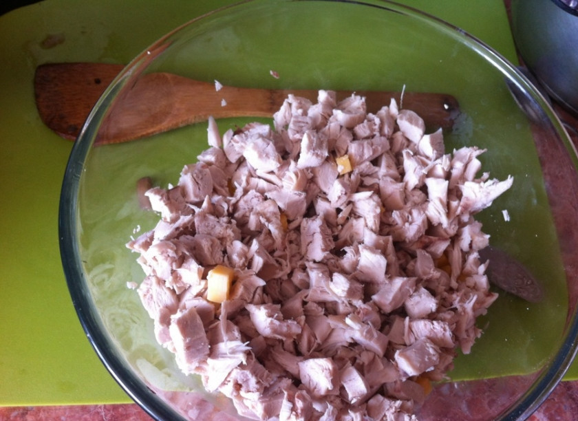 1. Этап. Блинчики с куриной грудкой: Куриное филе отварите, и нарежьте кубиками. Также порежьте сыр и смешайте с курятиной.