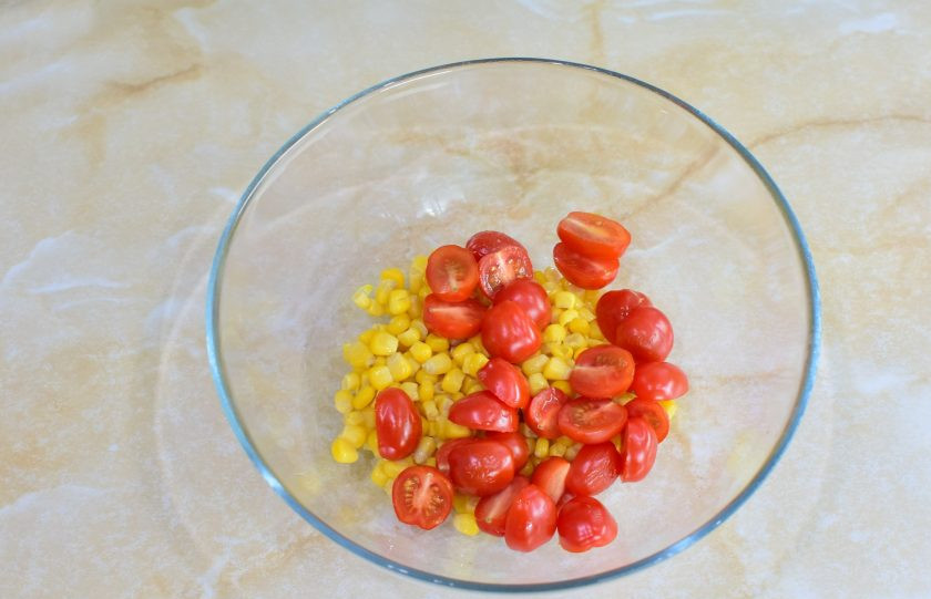 1. Этап. Салат с семгой и кукурузой: Помидоры черри разрежьте на 2-4 части и добавьте к кукурузе.
