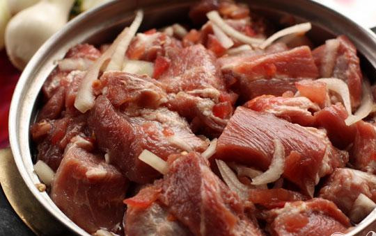 1. Этап. Шашлык из свинины с помидорами: 3. Теперь необходимо добавить сюда перец и все хорошенько перемешать. Посуду с мясом накрываем крышкой и убираем часа на два-три мариноваться.