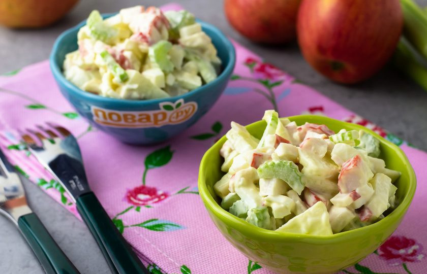 1. Этап. Крабовый салат с сельдереем: Разложите в порционные салатники и подавайте к столу! Приятного аппетита!