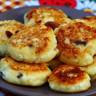 Сырники из творога с изюмом