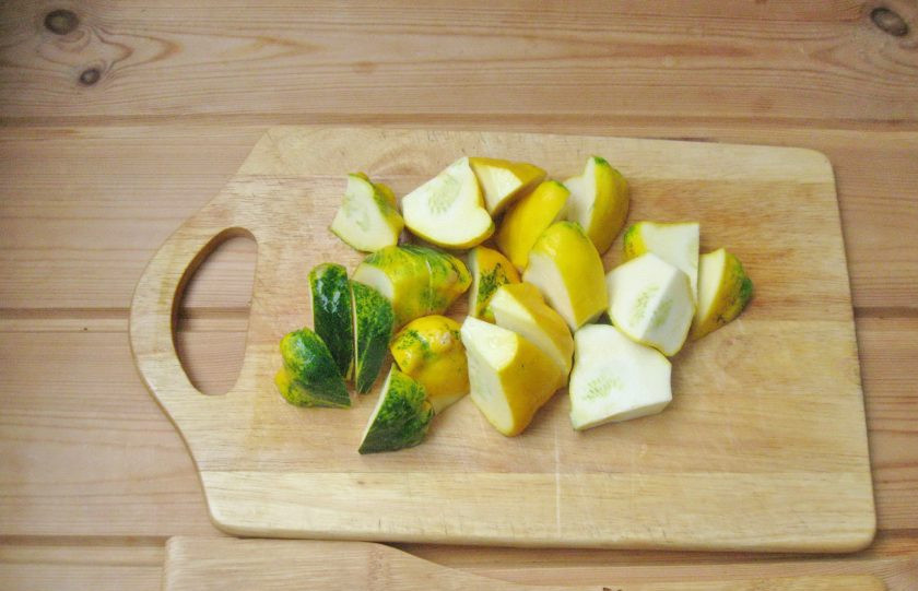 1. Этап. Патиссоны как грибы на зиму: Патиссоны помойте, обрежьте место прикрепления плодоножки и нарежьте небольшими кусочками.