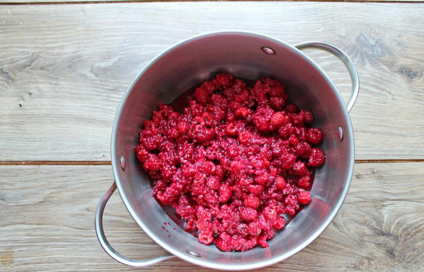 1. Этап. Варенье из малины с черникой: Малину переберите, сполосните и дайте воде полностью стечь. Выложите ягоды в кастрюлю.