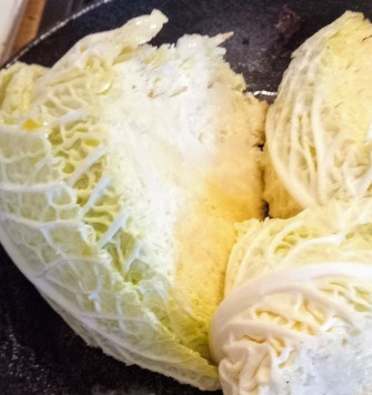 1. Этап. Суп из копчёной капусты и чоризо: Смазать кусочки капусты оливковыми маслом ( 1 столовая ложка), посолить по вкусу и жарить с обеих сторон до небольшого почернения. Это придаст капусте копчёность. Отложить ее в сторону.