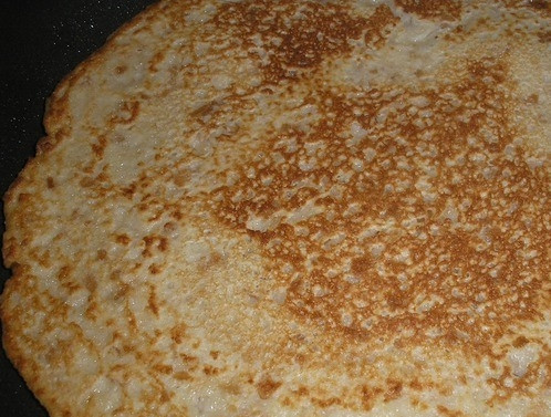 1. Этап. Быстрая пицца из батона: Выпекайте на небольшом огне хлебный корж до румяной корочки с двух сторон.