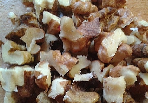 1. Этап. Салат с грецким орехом и черносливом: Орехи очистим, оставляем несколько штук для украшения салата, а остальные измельчаем. Можно просто порубить ножом, а можно еще и слегка придавить орехи скалкой, чтобы стали помягче.