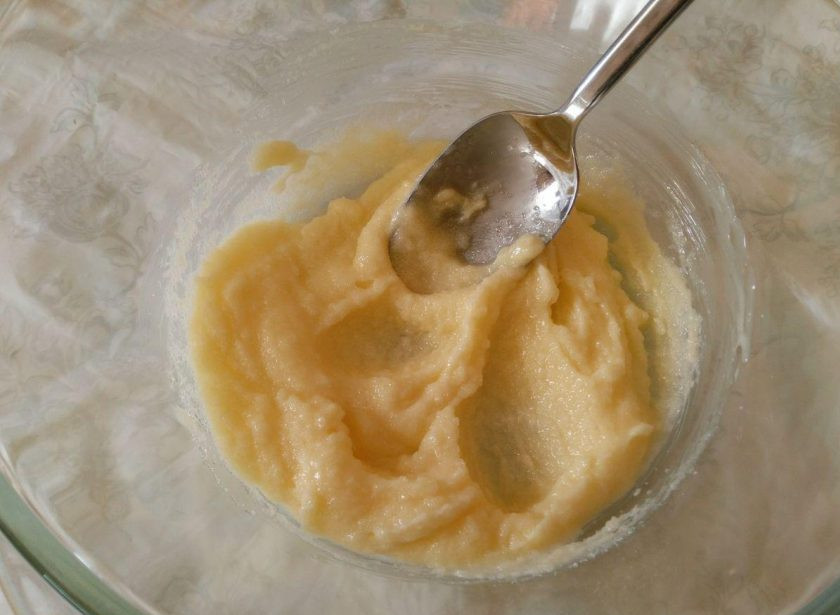 1. Этап. Яблочный пирог из овсяного теста: Мягкое сливочное масло (70 г) разотрите с сахарным песком (70 г) до однородности.