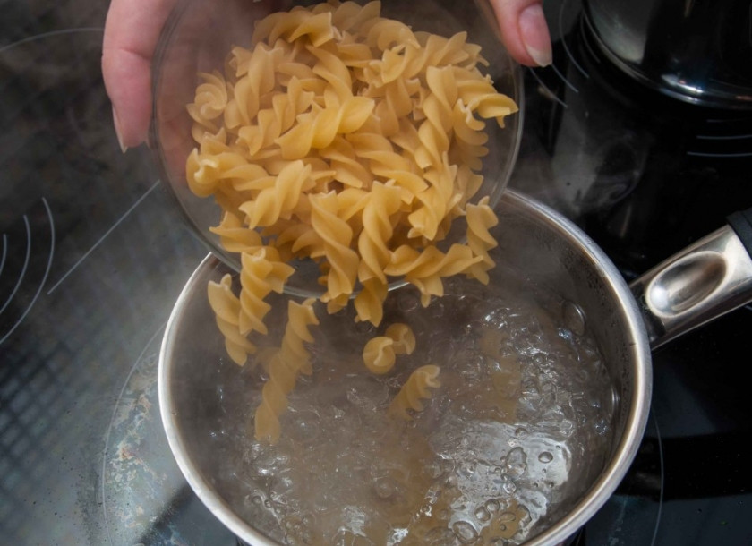 1. Этап. Паста с куриной грудкой: Отварите пасту до готовности.