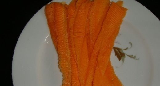 1. Этап. Выпечка с морковью: Морковь для украшения почистите и нарежьте тонкой соломкой с помощью овощерезки.