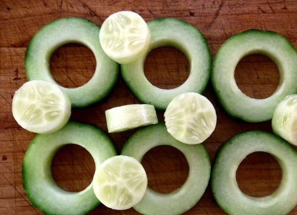 1. Этап. Огуречные канапе: 2. Аккуратно вырежьте серединку.