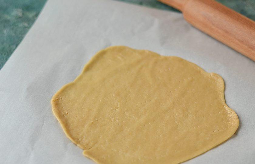 1. Этап. Постный медовик: Раскатайте каждую часть толщиной 2-3 мм. Наколите вилкой. Выпекайте коржи в заранее разогретой до 200 градусов духовке по 3 минуты.