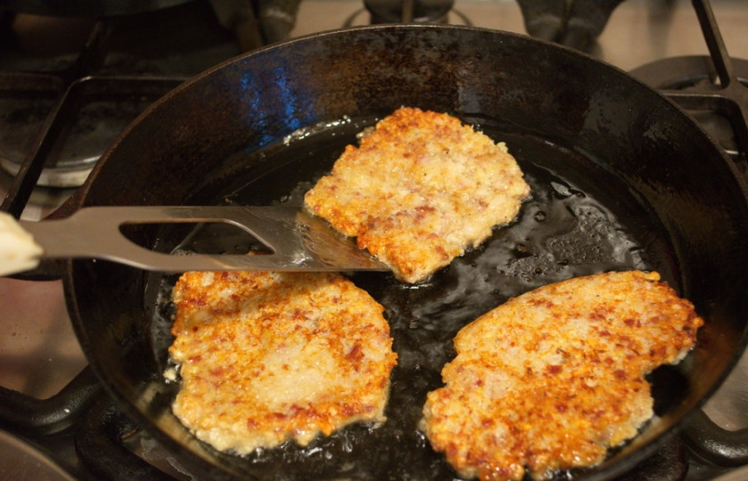 1. Этап. Драники с фаршем говядины: Столовой ложкой выкладываем картофельно-мясной фарш на сковородку, слегка распределяя его, формируем овал. Обжариваем с обеих сторон до готовности.