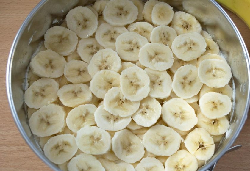 1. Этап. Торт из бананов: 7. Распределите по поверхности нарезанные бананы, один оставьте для украшения торта.