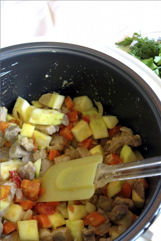 1. Этап. Свинина с кабачками в мультиварке: 6. В самом конце отправляем в мультиварку кабачки, немного обжариваем, а затем вливаем мультистакан воды и выставляем режим 