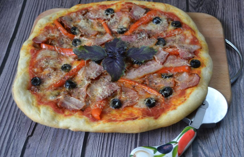 1. Этап. Пицца Суприм: Перед подачей готовую пиццу украсьте веточкой свежего базилика.