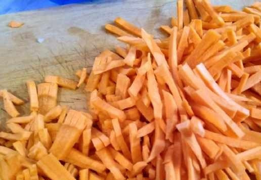 1. Этап. Курица с морковью и розмарином: Морковь нарезать соломкой.