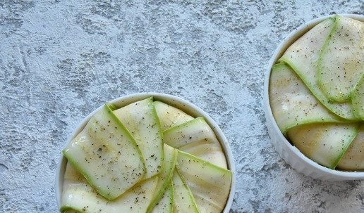 1. Этап. Нежное суфле из индейки с кабачком: Свободно свисающими краями кабачковых слайсов накройте фарш сверху внахлест. Смажьте верх маслом и присыпьте специями по вкусу. Запекайте суфле в духовке, разогретой до 180 градусов 30 минут. Оставшиеся овощи можно нарезать кубиком и обжарить с солью, специями и травами. Сервировать ими суфле при подаче.